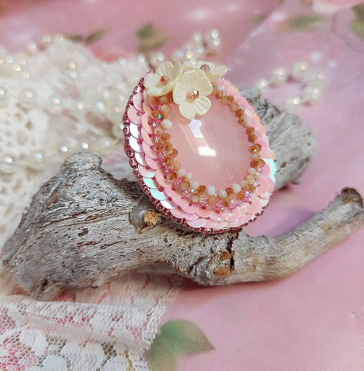 Bague Amour de quartz brodée avec pierre de gemme, rondes et rocailles verres, sequins, fleurs acryliques et bague laiton