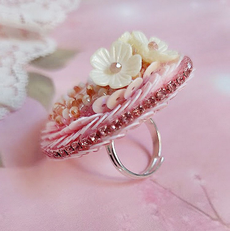 Bague Amour de quartz brodée avec pierre de gemme, rondes et rocailles verres, sequins, fleurs acryliques et bague laiton