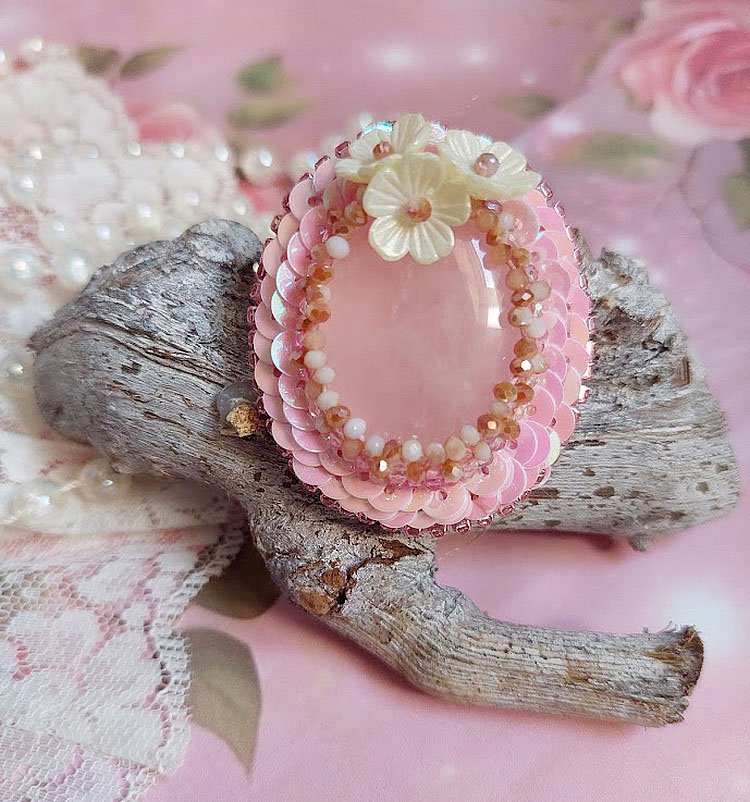 Bague Amour de quartz brodée avec pierre de gemme, rondes et rocailles verres, sequins, fleurs acryliques et bague laiton