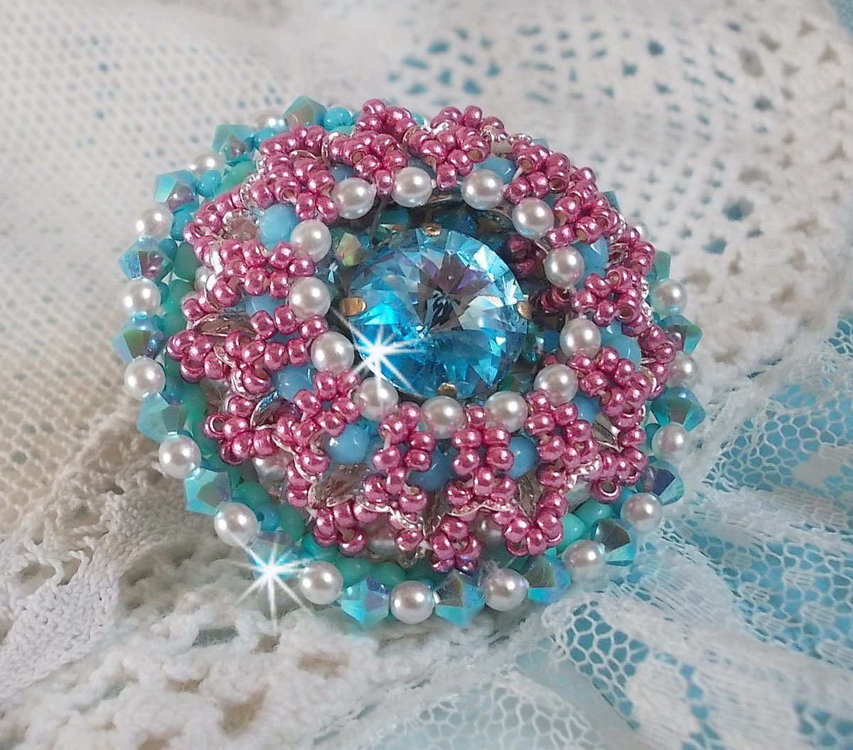 Anello Beauty Alicia Blue ricamato con cristalli Swarovski, perle avorio e perle di semi