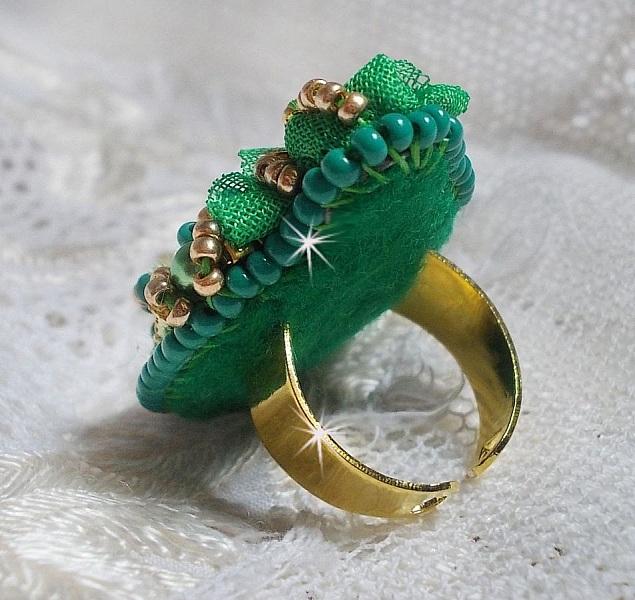 Bellissimo anello Emerald con cabochon in ceramica di una rosa gialla e verde