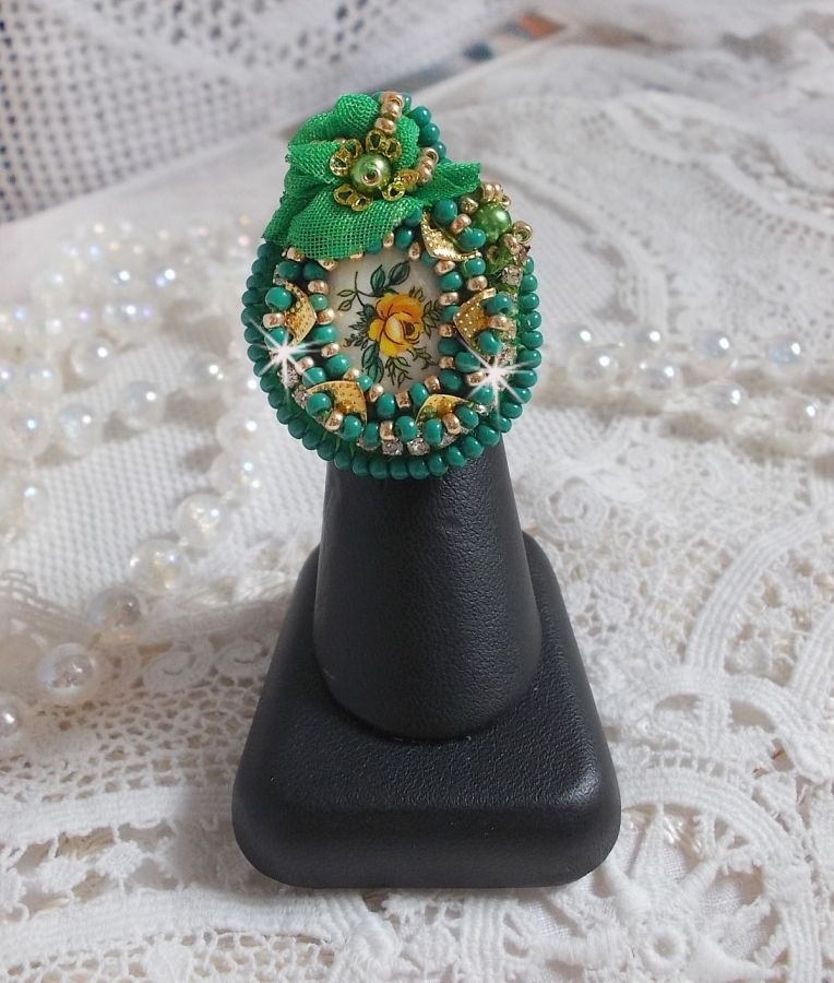 Bellissimo anello Emerald con cabochon in ceramica di una rosa gialla e verde