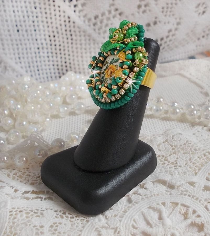 Bellissimo anello Emerald con cabochon in ceramica di una rosa gialla e verde