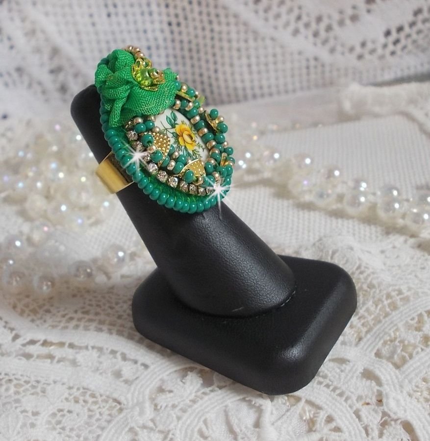 Bellissimo anello Emerald con cabochon in ceramica di una rosa gialla e verde