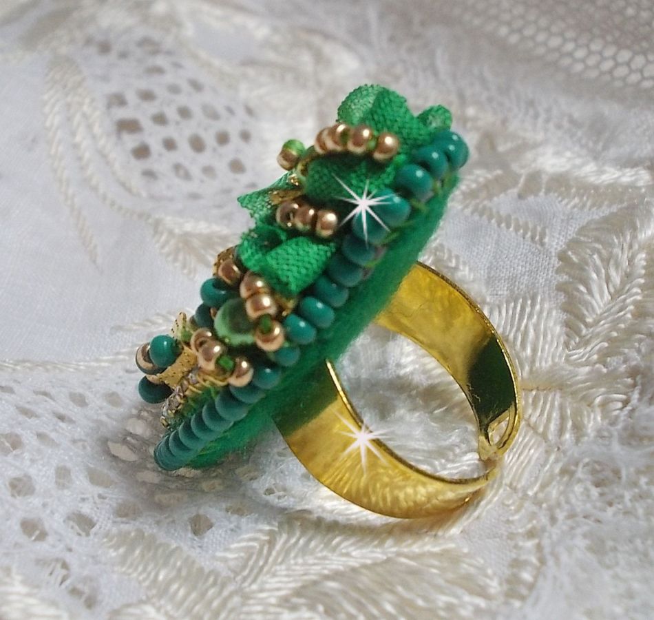 Bellissimo anello Emerald con cabochon in ceramica di una rosa gialla e verde