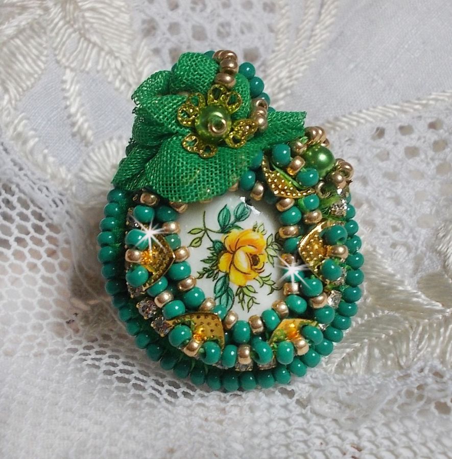 Bellissimo anello Emerald con cabochon in ceramica di una rosa gialla e verde