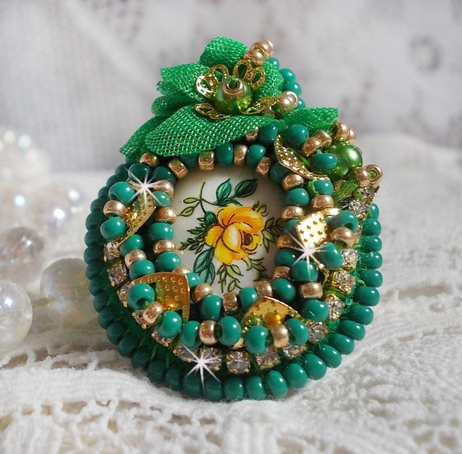 Bellissimo anello Emerald con cabochon in ceramica di una rosa gialla e verde