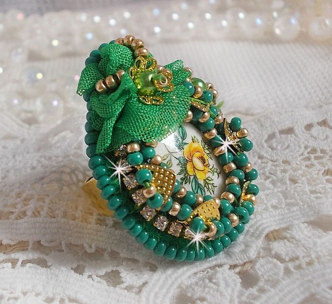 Bellissimo anello Emerald con cabochon in ceramica di una rosa gialla e verde