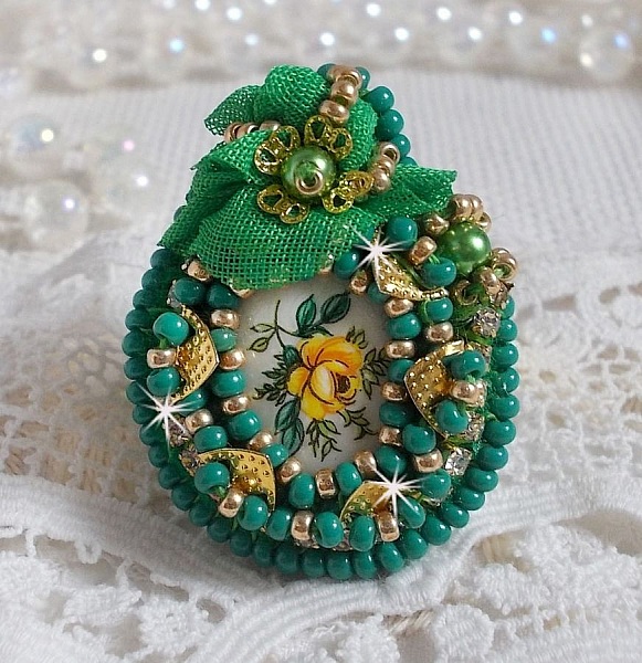 Bellissimo anello Emerald con cabochon in ceramica di una rosa gialla e verde