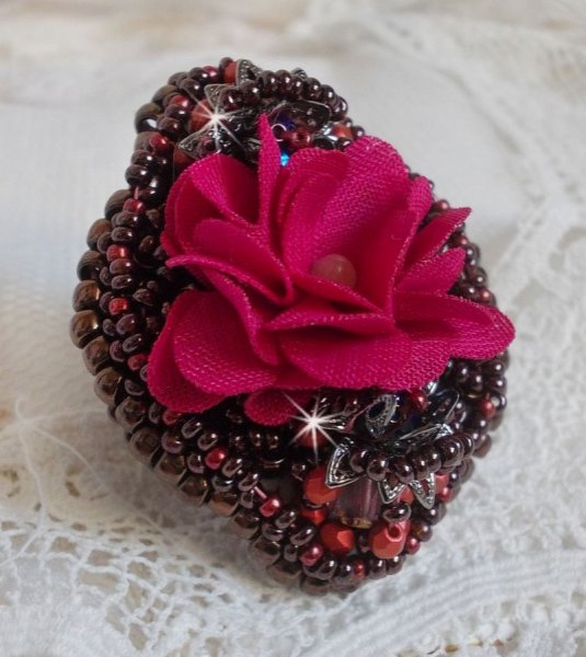 Bague  Belle H&eacute;l&egrave;ne brod&eacute;e avec une fleur en tissu, une Calcite jaune/blanc et des rocailles.