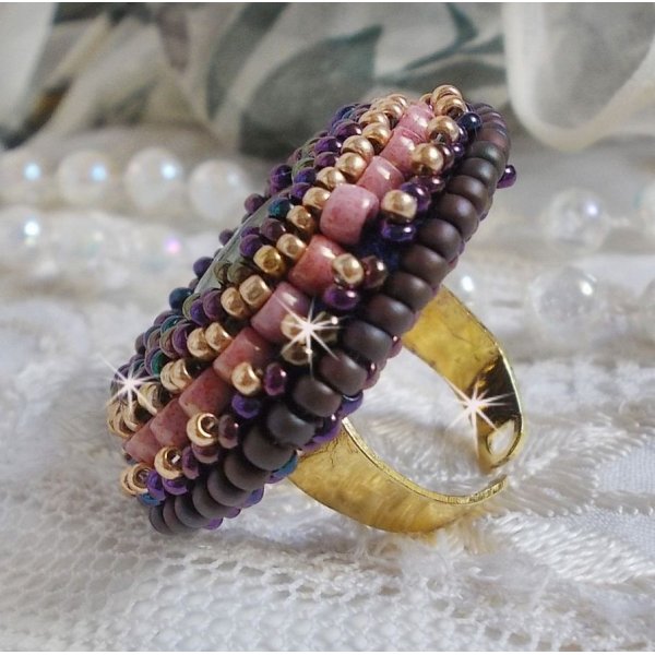 Anello Bonjour Paris ricamato con un cabochon in resina marmorizzata e perline Miyuki