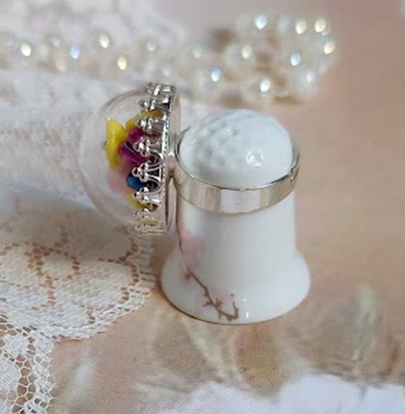 Bague Boule de Cristal montée avec fleurs en forme de cloche verre,  velours floqué avec bague laiton et dôme en verre