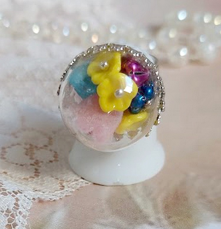 Bague Boule de Cristal montée avec fleurs en forme de cloche verre,  velours floqué avec bague laiton et dôme en verre