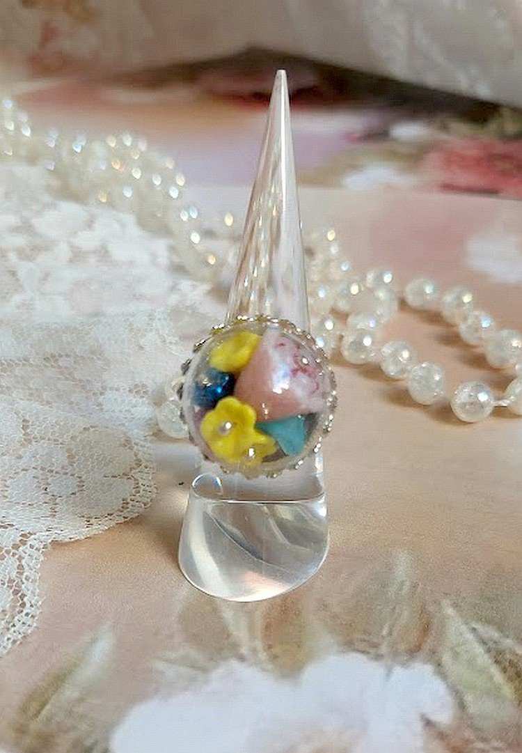 Bague Boule de Cristal montée avec fleurs en forme de cloche verre,  velours floqué avec bague laiton et dôme en verre