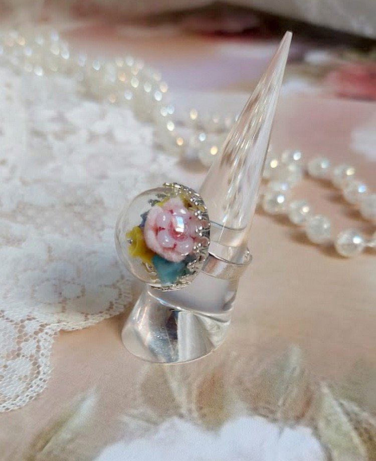 Bague Boule de Cristal montée avec fleurs en forme de cloche verre,  velours floqué avec bague laiton et dôme en verre