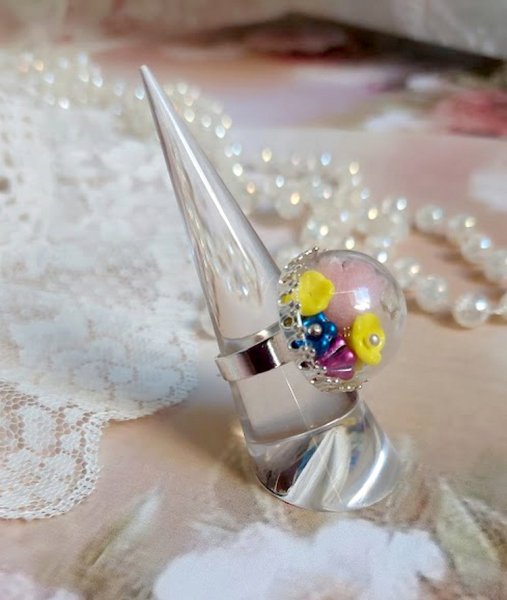 Bague Boule de Cristal mont&eacute;e avec fleurs en forme de cloche verre,  velours floqu&eacute; avec bague laiton et d&ocirc;me en verre