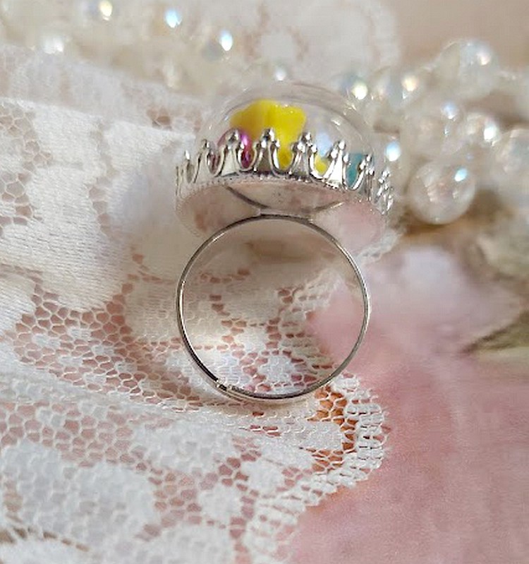 Bague Boule de Cristal montée avec fleurs en forme de cloche verre,  velours floqué avec bague laiton et dôme en verre