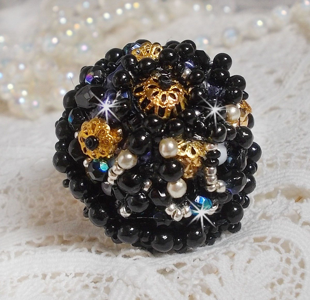 Bague Boule Frou-Frou avec des perles nacrées, facettes et des cristaux de Swarovski 