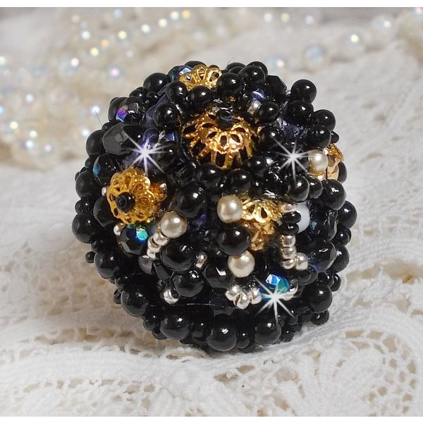Bague Boule Frou-Frou avec des perles nacr&eacute;es, facettes et des cristaux de Swarovski 