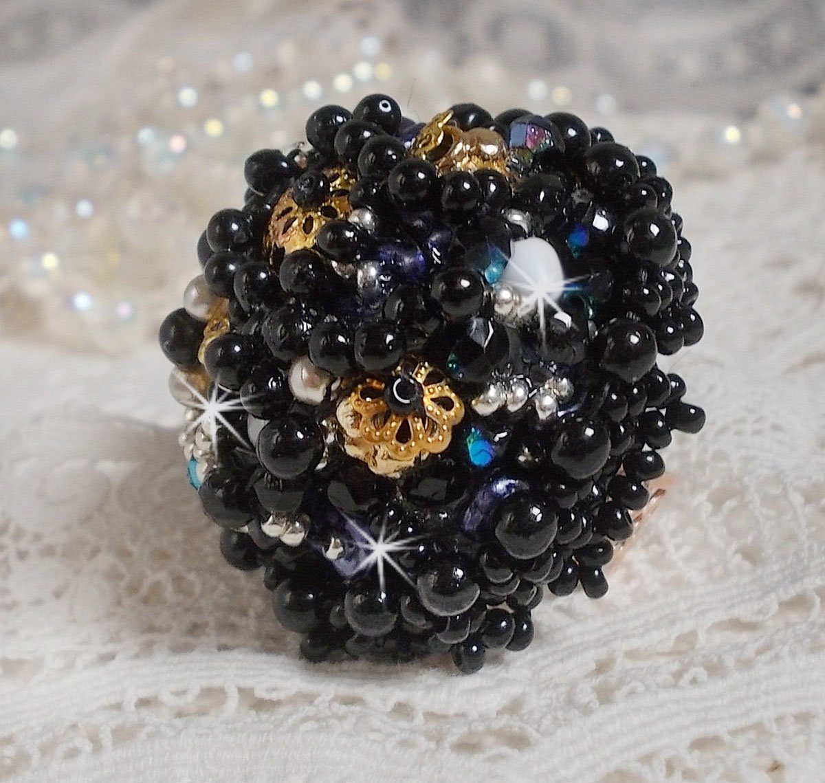 Bague Boule Frou-Frou avec des perles nacrées, facettes et des cristaux de Swarovski 