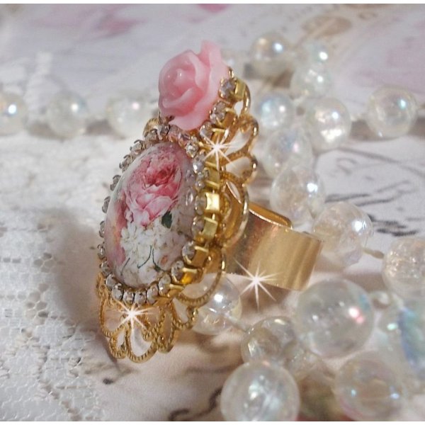 Anello Bouquet Valentine con rosa cabochon, rosa in resina e catena in cristallo Swarovski