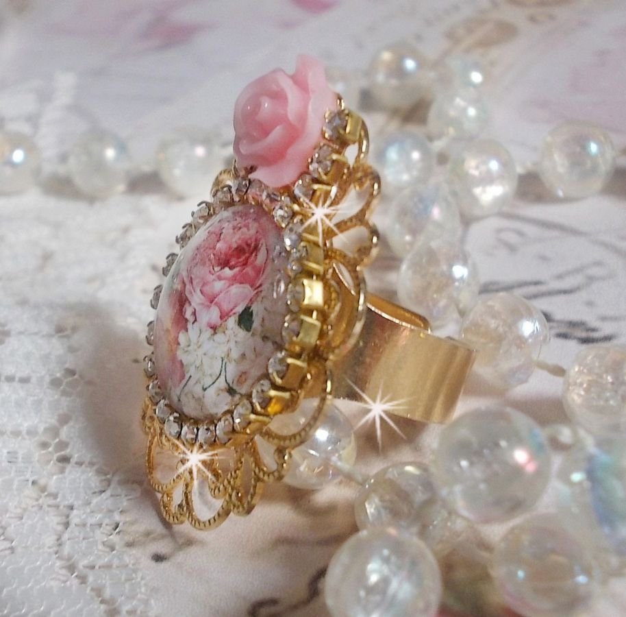 Anello Bouquet Valentine con rosa cabochon, rosa in resina e catena in cristallo Swarovski