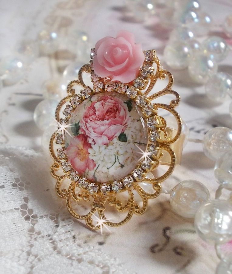 Anello Bouquet Valentine con rosa cabochon, rosa in resina e catena in cristallo Swarovski