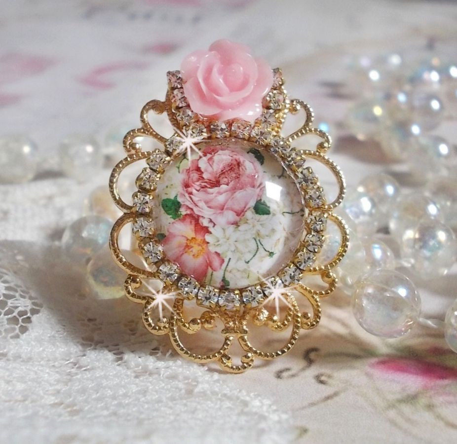 Anello Bouquet Valentine con rosa cabochon, rosa in resina e catena in cristallo Swarovski