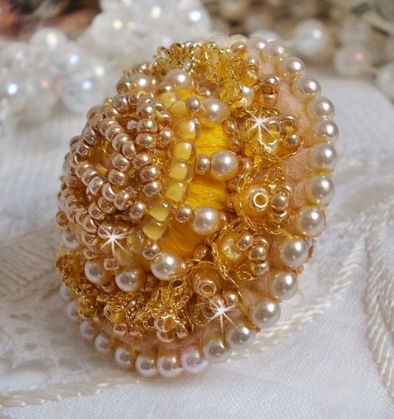 Anello ranuncolo ricamato con cristalli Swarovski e cotone DMC giallo