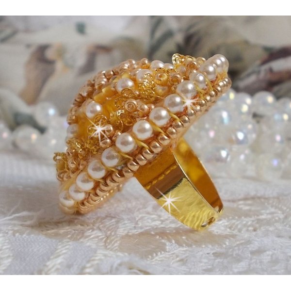 Anello ranuncolo ricamato con cristalli Swarovski e cotone DMC giallo