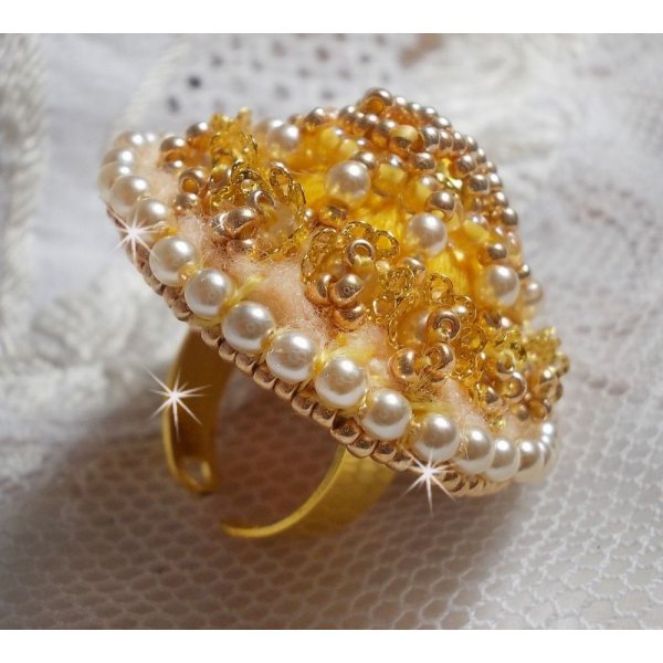 Anello ranuncolo ricamato con cristalli Swarovski e cotone DMC giallo