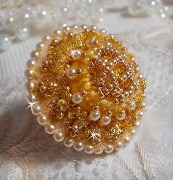 Anello ranuncolo ricamato con cristalli Swarovski e cotone DMC giallo