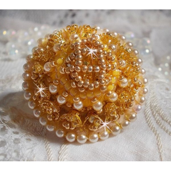 Anello ranuncolo ricamato con cristalli Swarovski e cotone DMC giallo