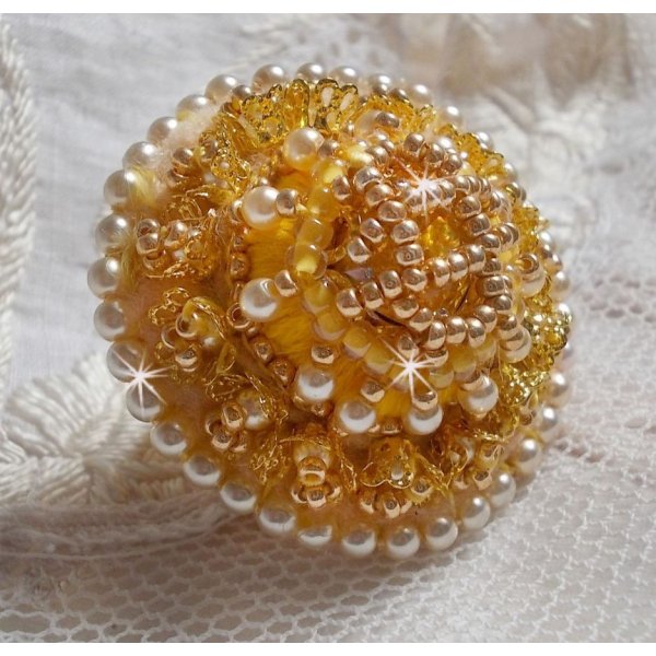 Anello ranuncolo ricamato con cristalli Swarovski e cotone DMC giallo