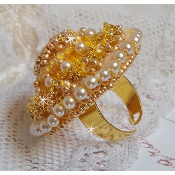 Anello ranuncolo ricamato con cristalli Swarovski e cotone DMC giallo