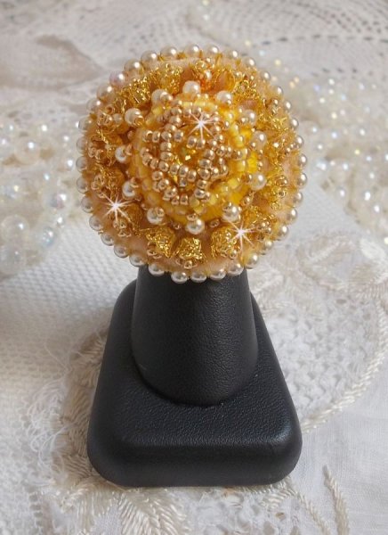 Anello ranuncolo ricamato con cristalli Swarovski e cotone DMC giallo