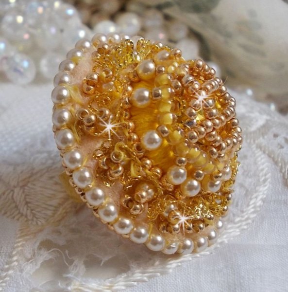 Anello ranuncolo ricamato con cristalli Swarovski e cotone DMC giallo