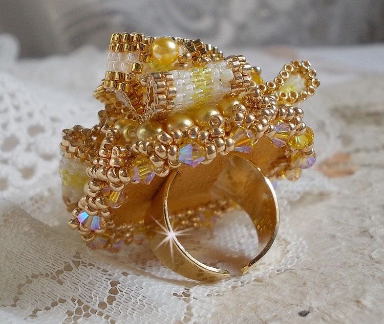 Anello Sunflower Gold Haute-Couture ricamato con perline placcate oro 24 carati e cristalli Swarovski 