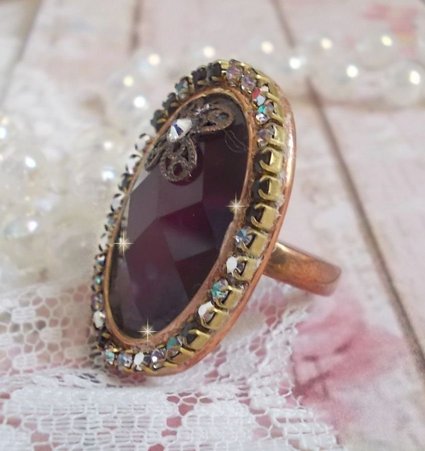 Anello borgogna chic creato con cristalli PureCrystal, un timbro a forma di fiore e un cabochon di vetro.