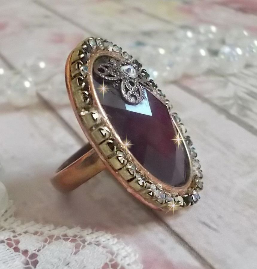 Anello borgogna chic creato con cristalli PureCrystal, un timbro a forma di fiore e un cabochon di vetro.