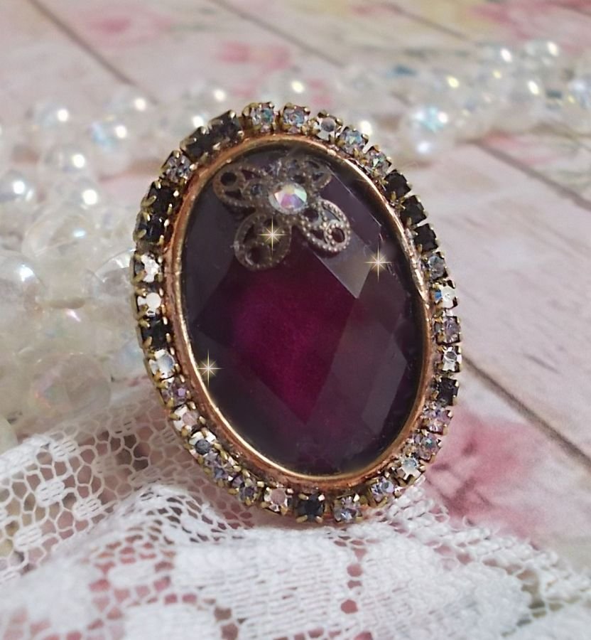 Anello borgogna chic creato con cristalli PureCrystal, un timbro a forma di fiore e un cabochon di vetro.