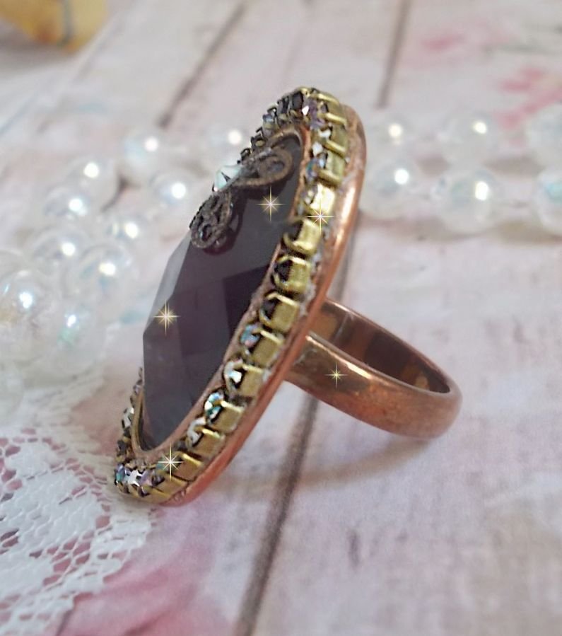 Anello borgogna chic creato con cristalli PureCrystal, un timbro a forma di fiore e un cabochon di vetro.