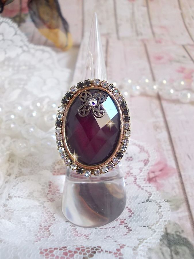 Anello borgogna chic creato con cristalli PureCrystal, un timbro a forma di fiore e un cabochon di vetro.