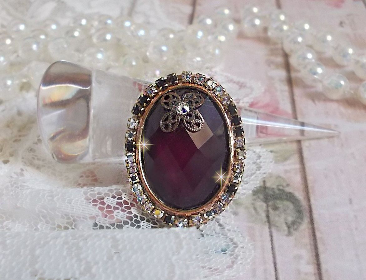 Anello borgogna chic creato con cristalli PureCrystal, un timbro a forma di fiore e un cabochon di vetro.