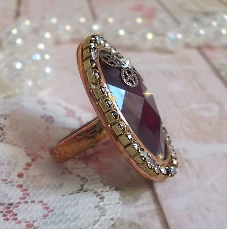 Anello borgogna chic creato con cristalli PureCrystal, un timbro a forma di fiore e un cabochon di vetro.