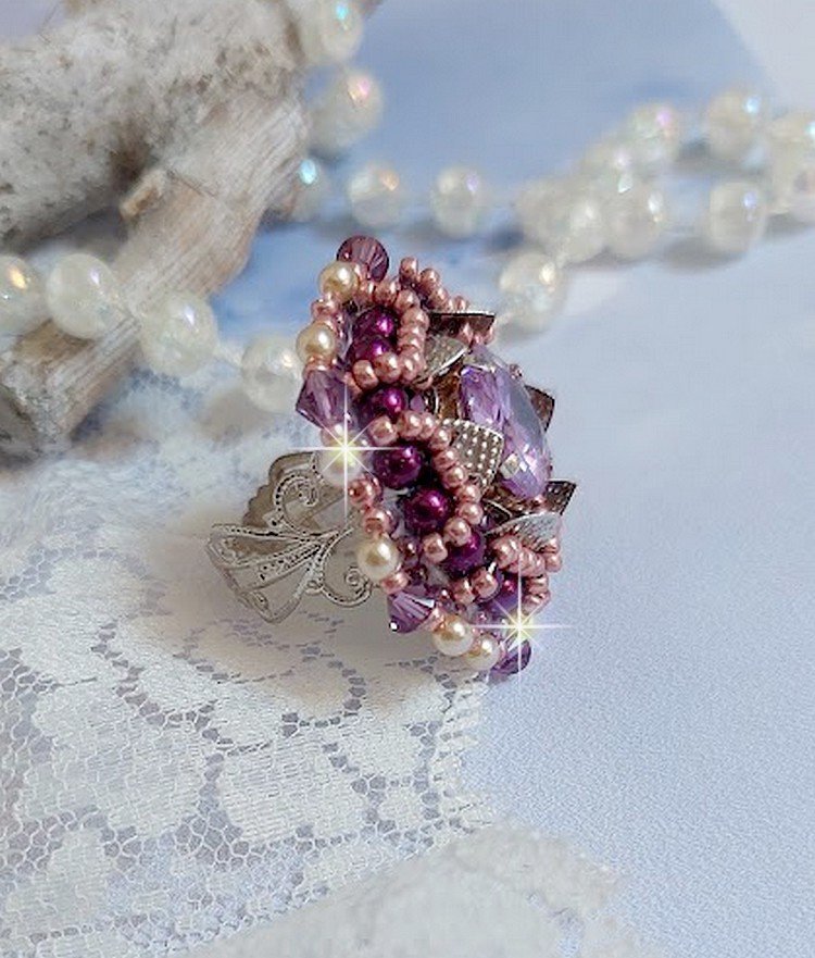 Anello cinese con pietra viola, ricamato con cristalli Swarovski e perle di semi