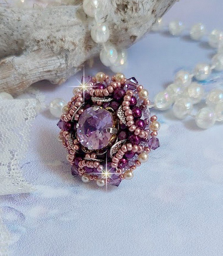 Anello cinese con pietra viola, ricamato con cristalli Swarovski e perle di semi