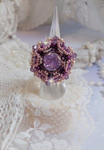 Anello cinese con pietra viola, ricamato con cristalli Swarovski e perle di semi
