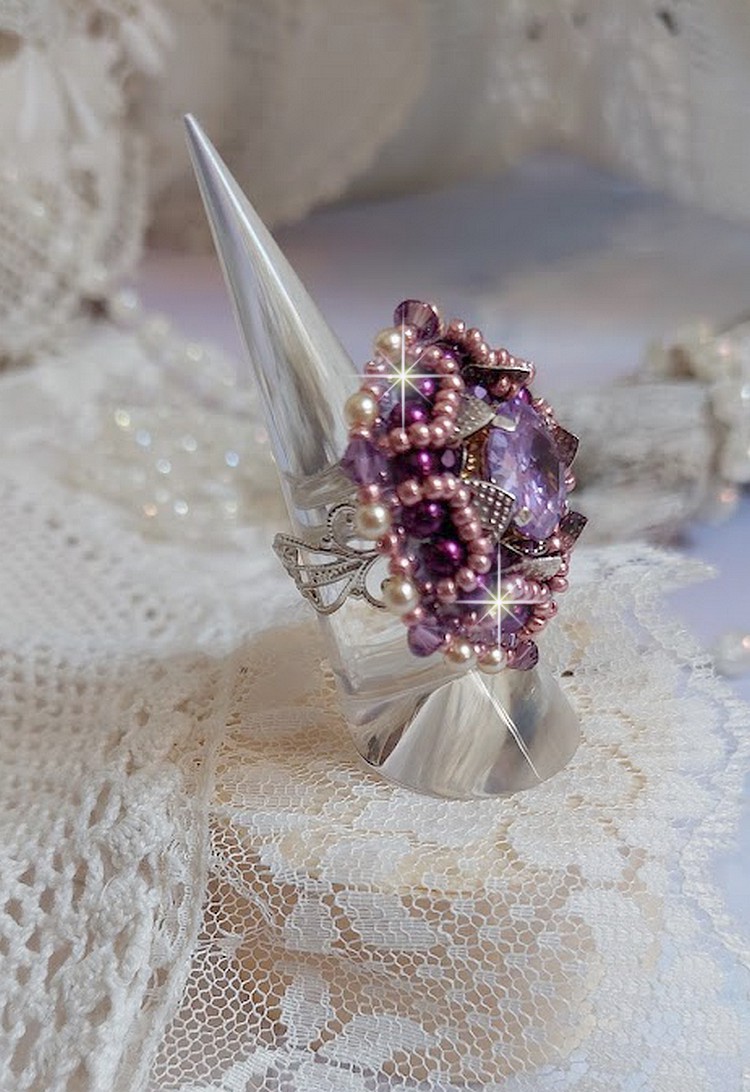 Anello cinese con pietra viola, ricamato con cristalli Swarovski e perle di semi