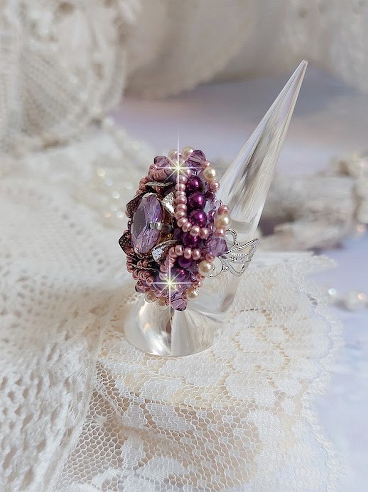 Anello cinese con pietra viola, ricamato con cristalli Swarovski e perle di semi